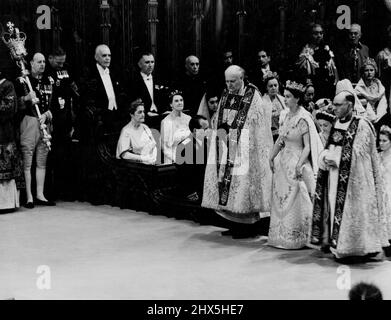 Couronnement : la Reine dans l'abbaye la Reine pendant son progrès dans l'abbaye de Westminster après son arrivée pour la cérémonie du couronnement au jour le jour (mardi). De part et d'autre de la Reine se trouvent l'évêque de Durham, le RT. Le révérend Arthur Michael Ramsay (à gauche) et l'évêque de Bath et Wells, le RT. Le Rév. Harold William Bradfield. La Reine porte sa robe royale de velours rouge, garnie de ***** et bordé de dentelle dorée. Sur sa tête, elle a un diadème de pierres précieuses. La Reine porte également le collier du Garter. 2 juin 1953. (Photo de Reuterphoto). Banque D'Images