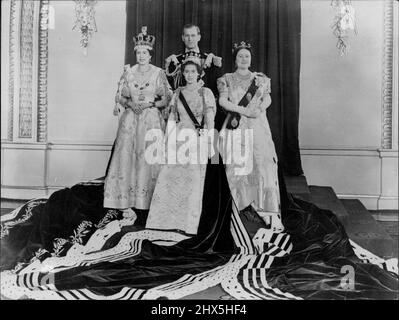 La Reine et la famille en couronnement habillez la Reine, portant la Couronne d'État impériale, avec le duc d'Édimbourg, la princesse Margaret et la reine Elizabeth, la reine mère, en robe de couronnement au palais de Buckingham au retour de la cérémonie de couronnement à l'abbaye de Westminster. 3 juin 1953. (Photo de Reuterphoto). Banque D'Images