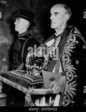 La couronne de couronnement -- le doyen de Westminster, le Dr Don porte la couronne de St. Edwards dans la procession de Regalia à l'abbaye de Westminster ce matin où la reine Elizabeth II était couronnée. 02 juin 1953. (Photo de United Press photo). Banque D'Images