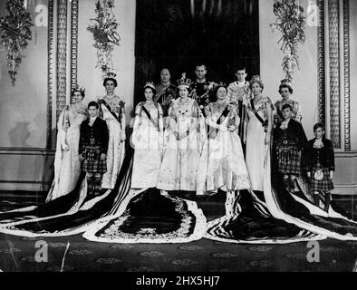 Famille royale dans leurs robes de couronnement -- la Reine, portant la Couronne impériale et des robes de couronnement, avec d'autres membres de la famille royale à Buckingham Palace après la cérémonie de couronnement. De gauche à droite : la princesse Alexandra de Kent; le prince Michael de Kent; la duchesse de Kent; la princesse Margaret; le duc de Gloucester; la reine; le duc d'Édimbourg; la reine Elizabeth; la reine mère; le jeune duc de Kent; la princesse royale; la duchesse de Gloucester; Prince William et Prince Richard de Gloucester. La princesse Margaret (à droite de la reine) est photographiée avec d'autres membres de Banque D'Images