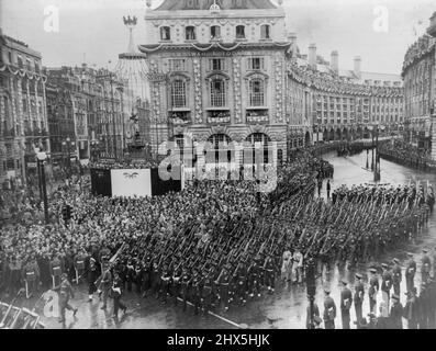 La procession du couronnement -- le contingent australien qui marche à travers Piccadilly Circus dans la procession du couronnement sur le chemin du retour à Buckingham Palace depuis l'abbaye de Westminster après la cérémonie du couronnement jusqu'à aujourd'hui le 2 juin. 10 juin 1953. Banque D'Images