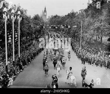 Les écoliers applaudissent la Reine -- les jeunes applaudissent tandis que la Reine et le duc d'Édimbourg, dans l'autocar d'État d'or, longent l'Embankment vers Westminster (dans le terrain de piaches) pour le Coronation. 02 juin 1953. (Photo de United Press photo). Banque D'Images