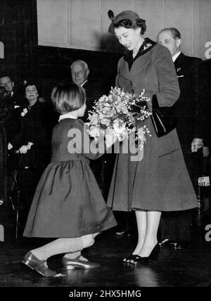 La Reine visite l'école des filles -- Rosemary Kidson, 8 ans, de Leeds, Yorkshire, présente un bouquet à la reine Elizabeth II alors que sa Majesté est arrivée à cette école royale maçonnique pour filles à Rickmansworth, Hertfordshire aujourd'hui 11 mars. La Reine a payé une visite de deux heures à l'école. Il y a eu de fortes applaudissements quand la maîtresse, Mlle A. Fryer, a dit aux 400 filles que la Reine lui avait demandé si elle leur autoriserait une journée de vacances supplémentaire. 22 mars 1955. (Photo par photo de presse associée). Banque D'Images