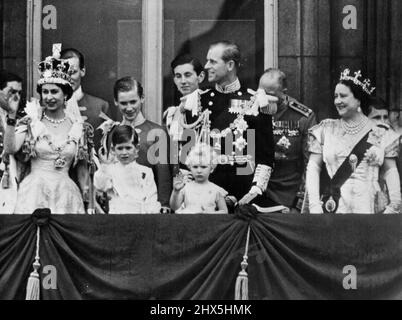 Sa Majesté Greets ses sujets -- aux centaines de milliers de ses sujets et de nombreux visiteurs étrangers, sa majesté, fait ce soir un salut amical depuis le balcon du palais... avec la reine, on peut voir la reine mère... Le duc d'Édimbourg... la princesse Margaret... Le duc de Gloucester... le prince Charles et la princesse Anne. Même endroit, un temps différent... un retour à 1953 quand la famille royale se tenait sur ce même balcon après le Coronation. 02 juin 1953. (Photo de Paul Popper) Banque D'Images