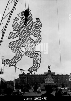 Un lion, fait de tubing or et argent étincelant, est en train d'être mis en place sur la route de Coronation dans ce cas dans le Mall. Il va rejoindre une licorne, également faite de tubes d'or et d'argent. 15 mai 1953. (Photo par Daily Mirror). Banque D'Images