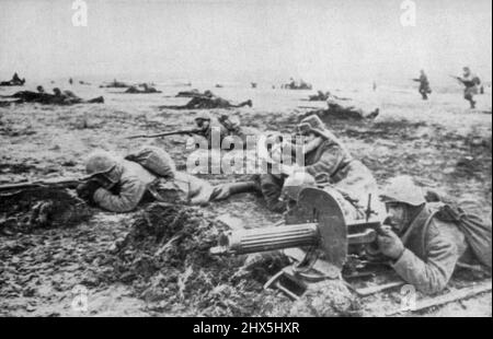 Les troupes rouges en action du Front Sud -- des fantassins russes et des mitrailleurs combattent l'ennemi sur un secteur du front Sud, selon la légende de Moscou. Au centre, une infirmière aide un soldat russe blessé. 15 juillet 1942. (Photo par AP Wirephoto). Banque D'Images