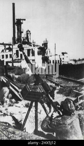 Un Gunner russe défend l'usine -- Un tireur anti-avion de l'armée rouge défend une usine industrielle de raider des avions allemands à Stalingrad. L'usine semble avoir été endommagée. Seule une activité légère a été signalée aujourd'hui à Stalingrad. 10 novembre 1942. (Photo par AP Wirephoto). Banque D'Images