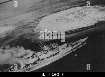 Peu après la prise de cette photo, ce destroyer japonais était dans le casier Davy Jones un des 17 navires coulés par l'avion américain Nassau Island, à 50 miles N.W. de la Nouvelle-Irlande. Le destroyer est en feu sur les navires tandis que les quasi-accidents font des anneaux de mousse. 16 mai 1951. Banque D'Images