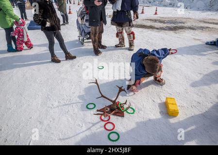 Un enfant jouant le jeu d'anneaux au Festival des éleveurs de rennes à Salekhard, Yamalo-Nenets Autonomous Okrug, Russie Banque D'Images