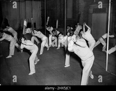 Expert Tuition -- l'art de la plongée à l'extérieur est démontré à une classe de jeunes joueurs de cricket à l'école de cricket intérieure de Middlesex au palais Alexandra par Harry Crabtree, ancien Cricketer d'Essex, qui est maintenant conseiller en chef du MCC pour les jeunes. Dans cette école de £6,00, officiellement ouverte par Sir Pelham Warner, des cours gratuits sont donnés aux lades prometteuses par des amateurs et des professionnels experts. 09 janvier 1953. (Photo de Reuterphoto). Banque D'Images