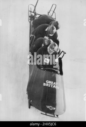 Britannique à Cortina. Keith Schellenberg conduit les quatre britanniques bobsleigh la course olympique Cortina pendant un entraînement aujourd'hui, le 31 janvier. 9 février 1955. (Photo par photo de presse associée). Banque D'Images
