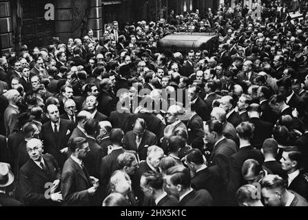 La ruée vers l’or. La scène à Thogmorton St. coeur du quartier financier de Londres, pendant la ruée vers l'or de lundi. Après l'annonce de la dévaluation de la livre et la fermeture de la Bourse pour une journée, les transactions en actions d'or ont atteint un haut niveau, les concessionnaires et les clients exerçant leurs activités dans la rue ouverte. 19 septembre 1949. (Photo de Sport & General Press Agency, Limited). Banque D'Images