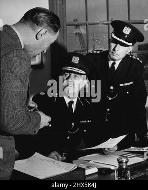 Police portuaire de Londres les hommes au sommet -- assis est M. W. H. Simmons, membre de l'ordre de l'Empire britannique et titulaire de la Médaille de la police du Roi. Il a remis au milieu de 1950 à M. S. F. Cox (à droite). Les deux ont augmenté des rangs de la P.L.A. Forces de police. Les deux officiers considèrent que le maintien d'un niveau parfait de travail de routine est la base de toute activité policière. Gauche est l'inspecteur March, qui dirige la Mobile Squad du C.I.D. 01 juillet 1950. (Photo du Bureau central de la photographie d'information). Banque D'Images