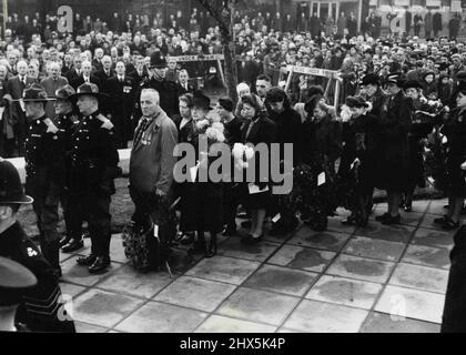 Partout en Grande-Bretagne, des cérémonies commémorant les morts de deux guerres ont été observées. Ici, les gens de Birmingham sont venus déposer leurs fleurs au Memorial Hall de la ville. 03 décembre 1945. (Fonctions photo par miroir). Banque D'Images