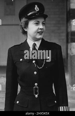 Star of the Beat porte Dorothy Shepherd, agente de police de l'uniforme de New Policewomen, photographiée, portant le nouvel uniforme lors de son départ ce matin (vendredi). L'officier de police Dorothy Shepherd, qui joue un rôle dans un film de recrutement de la police qui doit être présenté publiquement à la fin de l'été, était en service au jour le jour (vendredi) portant le nouvel uniforme récemment introduit pour le policier de Londres. La nouvelle tunique est sur le style de ceux portés par les policiers américains, et la grande robe suit les lignes de service, avec des boutons argentés à la place des vieux noirs. 6 mai 1947. (Photo de Reuterphoto). Banque D'Images