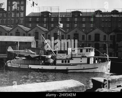 Un bateau de pêche à la thonière de 73 pieds construit par les Américains est arrivé dimanche à Sydney pour la South Seas Marine Products Co. Le X 'Senibua' est équipé d'un hydravion Piper Cub et a navigué depuis l'Amérique. Elle a été utilisée pour la pêche au thon aux Fidji et devrait chasser le thon au large de la côte sud N3W. 24 septembre 1950. (Photo de John Needham). Banque D'Images