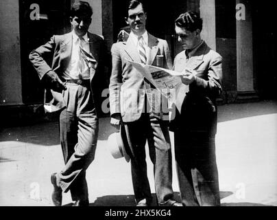 Miss Atom Man - cette photo montre le scientifique disparu de l'atome Bruno Pontecorvo (à gauche) en tant qu'étudiant à l'université borne en 1933. Le scientifique né en Italie, âgé de 37 ans, travaillait comme Britannique naturalisé à la station de recherche sur l'atome de Harwell. Il n'a pas été entendu parler depuis son arrivée à Helsinki, par avion, avec sa femme et leurs trois jeunes fils, il y a sept semaines. Deux étudiants, des ingénieurs, sont présentés avec le professeur. 25 octobre 1950. (Photo par photo de presse associée). Banque D'Images