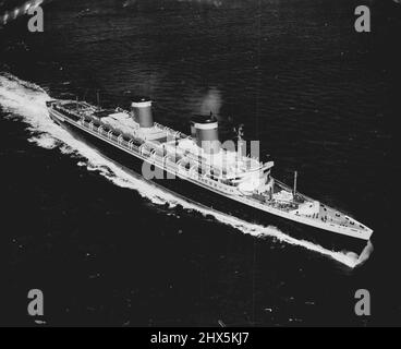 Photographie aérienne des États-Unis prise aujourd'hui entre Alderney et Cape Hague. Le nouveau paquebot américain de 53 000 tonnes les Etats-Unis ont passé le Bishop Rock dans un conte féroce à 6,16 heures aujourd'hui pour gagner le Blue Riband de l'Atlantique de la reine Mary. Elle avait fait le passage transatlantique en 3 jours, dix heures quarante minutes, dix heures et deux minutes plus vite que le disque détenu par la reine Marie. Sa vitesse moyenne était de 35,59 noeuds, comparativement au record de la reine Marie de 31,69. 7 juillet 1952. Banque D'Images