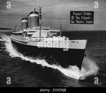 Photographie aérienne des États-Unis prise aujourd'hui entre Alderney et Cape Hague. Le nouveau paquebot américain de 53 000 tonnes les Etats-Unis ont passé le Bishop Rock dans un conte féroce à 6,16 heures aujourd'hui pour gagner le Blue Riband de l'Atlantique de la reine Mary. Elle avait fait le passage transatlantique en 3 jours, dix heures quarante minutes, dix heures et deux minutes plus vite que le disque détenu par la reine Marie. Sa vitesse moyenne était de 35,59 noeuds, comparativement au record de la reine Marie de 31,69. 7 juillet 1952. (Photo par Daily Mirror). Banque D'Images