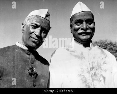 Le meilleur des amis -- le président indien Rajendra Prasad (à droite) et le premier ministre indien Jawaharlal Nehru - le meilleur des amis, vraiment - étaient en place tôt le 9 mars pour jeter des poudres colorées et des eaux colorées les uns aux autres. Tout cela faisait partie du festival de Holi - marquant l'arrivée de l'été - et tout New Delhi était là. La journée est fermée avec les processions traditionnelles à la rivière la plus proche pour la baignade communautaire. 24 mars 1955. (Photo par photo de presse associée) Banque D'Images