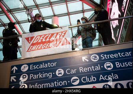 Washington, États-Unis. 09th mars 2022. Les manifestants du climat participent à une manifestation non violente organisée par Declare Emergency, à la gare Union Station, à Washington, DC, mercredi, 9 mars 2022. (Graeme Sloan/Sipa USA) Credit: SIPA USA/Alay Live News Banque D'Images