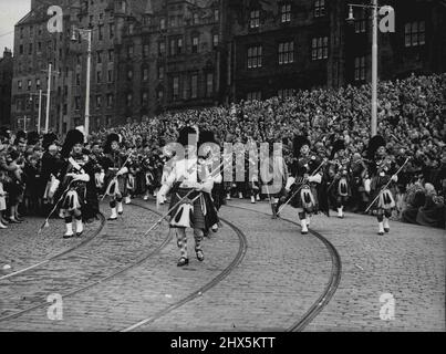 Rassemblement des clans à Édimbourg - dirigé par le Drum Major Seton, de la Légion britannique, les groupes de tuyaux massés se déplacent du monticule pour passer le long de la rue Princess sur leur chemin vers Murrayfield, où le championnat du monde de groupes de tuyaux a eu lieu. Le rassemblement des clans a eu lieu à Édimbourg hier 18 août, et a été marqué par une procession le long de la rue princesse, à laquelle 1 000 cornemuse ont participé. C'est le premier rassemblement officiel des clans depuis 1822. 28 août 1951. (Photo par photo de presse associée). Banque D'Images