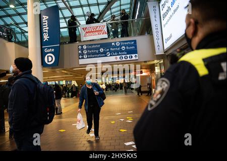 Washington, États-Unis. 09th mars 2022. Un voyageur se promène à côté de voyageurs laissés par des manifestants du climat lors d'une manifestation non violente organisée par Declare Emergency, à la gare Union Station, à Washington, DC, mercredi, 9 mars 2022. (Graeme Sloan/Sipa USA) Credit: SIPA USA/Alay Live News Banque D'Images