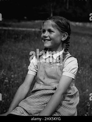 Pontresina: La vie dans les Hautes Alpes de Suisse - Heidi, fille des montagnes: Heidi Melchior, 10 ans, est la fille d'un guide, aussi le grand-père d'un guide. Elle est juste et aux yeux bleus, heureuse annonce souriante. Pendant quatre mois de l'année - juin, juillet, août, septembre - elle a des vacances, l'école locale ferme et les enfants sont cinq pour s'amuser, prendre des emplois impairs dans les hôtels, ou aider à la maison. Heidi aide dans la maison mais elle a beaucoup de temps pour s'asseoir et courir au soleil et a des taches de rousseur sur son joli nez. 22 janvier 1948. (Photo par Pictorial Press photo). Banque D'Images