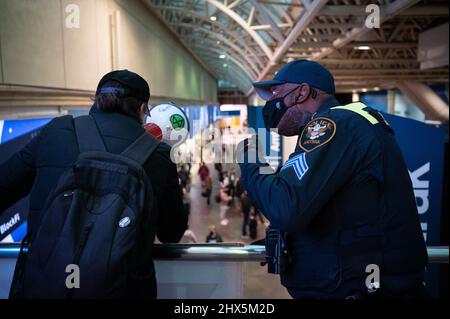 Washington, États-Unis. 09th mars 2022. Un policier d'Amtrak ordonne à un manifestant contre le climat de s'arrêter mercredi lors d'une manifestation non violente organisée par Declare Emergency, à la gare Union, à Washington, DC, 9 mars 2022. (Graeme Sloan/Sipa USA) Credit: SIPA USA/Alay Live News Banque D'Images