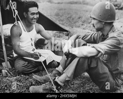 Les soldats américains de la descente japonaise combattent les Allemands en Italie -- le premier sergent Choichi Shimaykyro (à gauche) d'Eleele, Kauai, îles hawaïennes, Et le second lieutenant Lester N. Fitzhugh (à droite) de l'État du Texas du sud-ouest des États-Unis, sont photographiés dans un camp en Italie, où les soldats américains d'origine japonaise se sont distingués dans l'attaque qui a forcé les Allemands à se retirer à travers la rivière Volturno. Le lieutenant-général américain Mark W. Clark, commandant général de la Cinquième armée alliée, dans un rapport à Henry L. Stimson, secrétaire américain à la guerre, a déclaré que les soldats américains d'origine japonaise « étaient en disjeu Banque D'Images