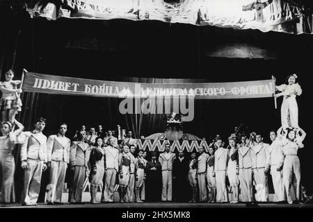 Leningrad: Les artistes de Leningrad donnent des spectacles de nuit pour les travailleurs pendant le quart de nuit: Danseurs de ballet, clowns, musiciens, danseurs excentriques apparaissent sur des scènes improvisées. "Salutations aux hommes du front de Leningrad", dit le Streamer exposé à cette Grande finale de l'un des concerts. 12 mars 1951. (Photo par Pictorial Press) Banque D'Images