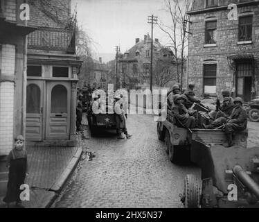 Troupes et armes américaines à Malmedy les troupes et les armes américaines traversent une rue à Malmedy, en Belgique, au sud d'Aix-la-Chapelle, alors que les Yanks prenaient des mesures défensives contre l'poussée allemande dans le Saillant de Belgique - Luxembourg. 2 janvier 1945. (Photo de Peter J. Carroll, Associated Press photo). Banque D'Images