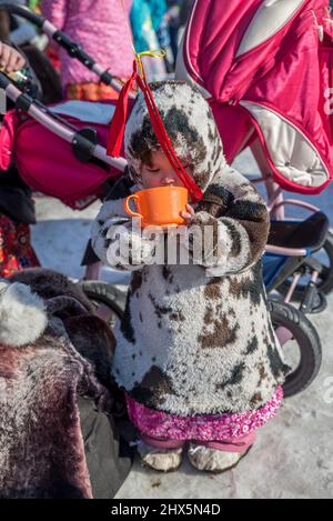 Un jeune garçon de Nenet buvant une tasse en plastique au Festival des éleveurs de rennes à Salekhard, Yamalo-Nenets Autonomous Orkug, Russie Banque D'Images