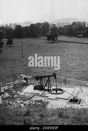 Britain's Secret Oil Field -- Une pompe au travail montrant la campagne environnante. Un champ pétrolier britannique, dont l'emplacement doit encore être gardé secret, produit du pétrole au rythme de 100 000 tonnes par an. Les experts qui ont foré pour le pétrole en Perse sont parmi les 1 000 travailleurs dans ce village autrefois calme. L'huile est pompée à la surface par de petites pompes électriques sans bruit qui ne prennent que quelques mètres carrés d'espace, et sont camouflés pour s'adapter à la campagne environnante. 16 janvier 1945. (Photo de London News Agency photos). Banque D'Images