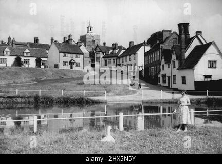 Village des artistes -- le village de Finchingfield, situé à trois kilomètres au nord de Great Bardfield, dans l'Essex, est l'endroit idéal pour les artistes. En fait, neuf artistes bien connus l'aiment tellement qu'ils ont fait leur maison là-bas. Il s'agit de John Aldridge, Edward Bawden, George Chapman, Clifford Smith, Audrey Cruddas, Walter Hoyle, David Low, Michael Rothenstein et Marianne Straub. 1 septembre 1955. (Photo de Reuterphoto). Banque D'Images