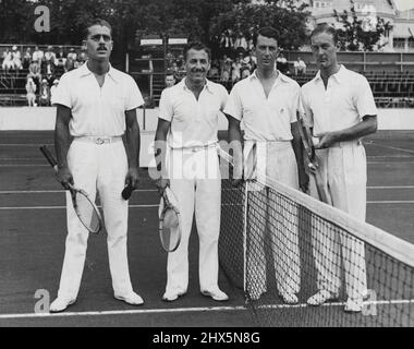 Chevy Chase, Md. De gauche à droite sur les courts du Chevy Chase Country Club après le double match qui a vu l'équipe américaine de coupe Davis sur leurs rivaux argentins pour bricoler la zone américaine les matches de coupe Davis sont Adelmer Echeverria Van Ryn et George Lott de l'équipe américaine. Leur victoire a donné aux États-Unis un net balayage de leurs matches avec l'Argentine et a gagné une autre invasion européenne pour les étoiles américaines net. 27 mai 1933. (Photo par Wide World). Banque D'Images