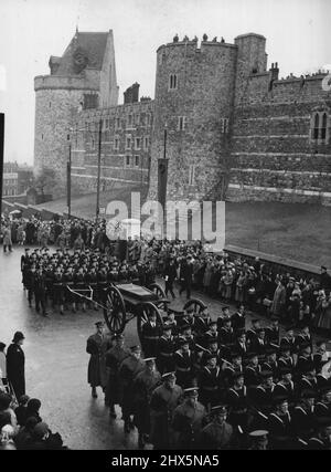 Répétition à Windsor -- les évaluations navales de H.M.S. excellent attirent aujourd'hui, le 14 février, la voiture d'armes à feu le long de Windsor High-Street dans la répétition de la procession funéraire de demain. Ils se déplacent de la gare vers la chapelle Saint-Georges. En arrière-plan se trouve le château. 14 février 1952. (Photo par photo de presse associée). Banque D'Images