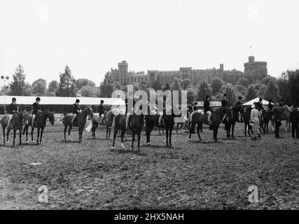 Dans Un cadre pittoresque -- dans son cadre pittoresque avec le château de Windsor en arrière-plan. Juger les cours de poney. Le populaire Royal Windsor Horse Show a ouvert une fois de plus dans le Home Park de Windsor Berkshire. 15 juin 1950. (Photo de Sport & General Press Agency Limited). Banque D'Images