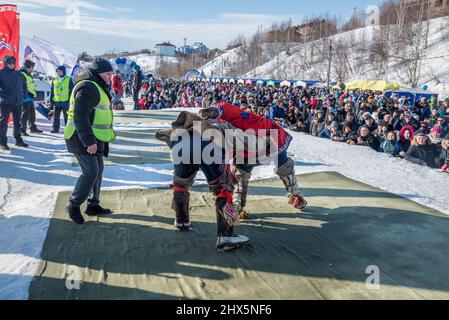 Compétition traditionnelle de lutte de Nenet au Festival des éleveurs de rennes à Salekhard, Yamalo-Nenets Autonomous Okrug, Russie Banque D'Images