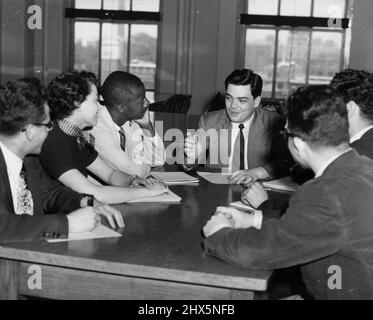 ***** Assiste aux cours de 2 H à 6 H, ***** Il passe une heure au bureau des activités étudiantes de l'Université, à titre de président du Conseil des étudiants. Il a occupé ce poste avec succès pendant une année universitaire complète. 09 décembre 1952. (Photo de United Press). Banque D'Images