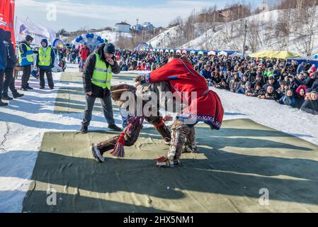 Compétition traditionnelle de lutte de Nenet au Festival des éleveurs de rennes à Salekhard, Yamalo-Nenets Autonomous Okrug, Russie Banque D'Images