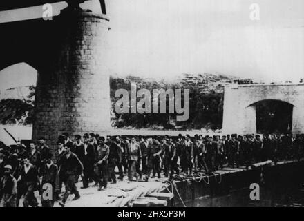 « Les prisonniers américains marchent en captivité en Corée -- cette photo, distribuée par l'agence de presse allemande contrôlée par la Russie « ADN », montre un long fichier de prisonniers américains de l'armée communiste nord-coréenne traversant un pont Pontoon sur le fleuve Han près de Séoul et entrant en captivité derrière les lignes. 18 août 1950. (Photo par photo de presse associée). Banque D'Images