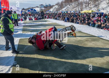 Compétition traditionnelle de lutte de Nenet au Festival des éleveurs de rennes à Salekhard, Yamalo-Nenets Autonomous Okrug, Russie Banque D'Images