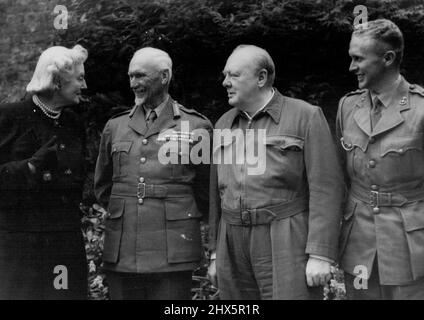 Field Marshall Smuts à Downing Street -- Mme Churchill en conversation avec Field Marshal Smuts. M. Churchill et le capitaine Smuts. Le maréchal Smuts est arrivé au pays pour des consultations et des discussions. Il est annoncé qu'il est venu à l'invitation du gouvernement et qu'il sera membre du Cabinet de guerre pendant qu'il sera ici. Il est accompagné de son fils, le capitaine Smuts. 20 décembre 1943. (Photo par British Official Photograph). Banque D'Images