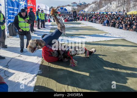 Compétition traditionnelle de lutte de Nenet au Festival des éleveurs de rennes à Salekhard, Yamalo-Nenets Autonomous Okrug, Russie Banque D'Images