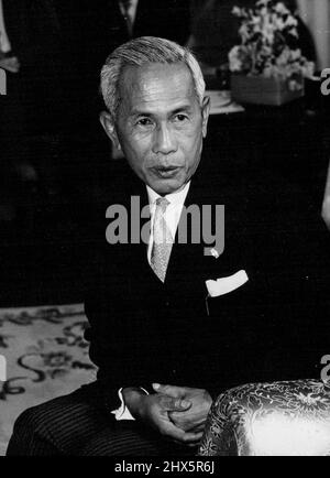 Le maréchal Pibul Songgram - Premier ministre de Thaïlande -- photographié lors d'une réception de presse tenue à l'ambassade royale de Thaïlande à Londres lors de sa récente visite en Grande-Bretagne. 5 juillet 1955. (Photo de Peter Abbey, Camera Press). Banque D'Images