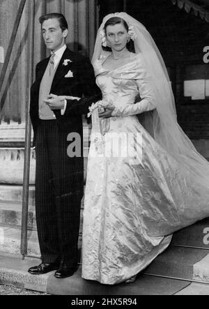 Lady Caroline Weds - la mariée et le marié après la cérémonie de mariage à Saint-Pierre, Eaton-Square, Londres. Le roi et la reine, avec la princesse Margaret, étaient invités au mariage de Lady Caroline Thynne et de M. David Somerset, présomptif du duc de Beaufort, qui a eu lieu aujourd'hui à Saint-Pierre, sur la place Eaton. 05 juillet 1950. Banque D'Images