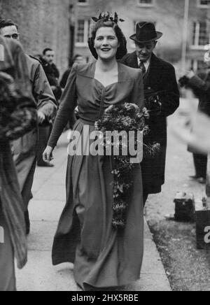 Mary Churchill est la demoiselle d'honneur à Marlborough Wedding -- Mary Churchill arrivant pour le mariage. Mlle Mary Churchill, bientôt mariée elle-même, était une demoiselle d'honneur lorsque sa cousine, Lady Caroline Spencer Churchill, fille du duc et de la duchesse de Marlborough, a été mariée à St. Mary Magdalene, Woodstock, près d'Oxford, au major Hugo Waterhouse, Fils aîné du capitaine Charles Waterhouse et de Mme Waterhouse de Middleton Hall, Bakewell, Derbyshire. 05 décembre 1946. Banque D'Images