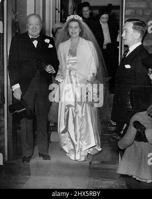 Le mariage de Mary Churchill -- M. Winston Churchill et sa fille, Mary, quittent leur maison à Hyde Park Gate pour St. Margaret's à jour, mardi. Mlle Mary Churchill, la plus jeune fille de M. Winston Churchill et Mme Churchill, de Chartwell, Westerham, Kent, a été mariée de jour en jour, Mardi, au capitaine Christopher Soames, les Coldstream Guards, à St. Margaret's Westminster. La mariée, qui a été donnée loin par son père, portait une robe de mariage classique de satin blanc de Slipper, la jupe pleine coupée un avec le train. Sa couronne de fleur d'oranger était assortie d'un bouquet de fleurs d'oranger. 11 février 1947. Banque D'Images