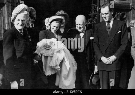 Un grand-père célèbre -- de gauche à droite: Mme Winston Churchill, Mme Soames avec le bébé, M. Winston Churchill, et M. Christopher Soames, quittant l'église Westerham après la cérémonie. Le fils naissant de M. Christopher Soames et de Mme Soames - ancienne fille de Mme Mary Churchill de M. et de Winston Churchill - a été baptisé à l'église paroissiale Westerham (Kent). Le bébé a été nommé Arthur Nicholas Winston. 28 mars 1948. (Photo de Sport & General Press Agency, Limited). Banque D'Images